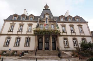 vue en contre plong&eacute;e d'une fa&ccedil;ade
